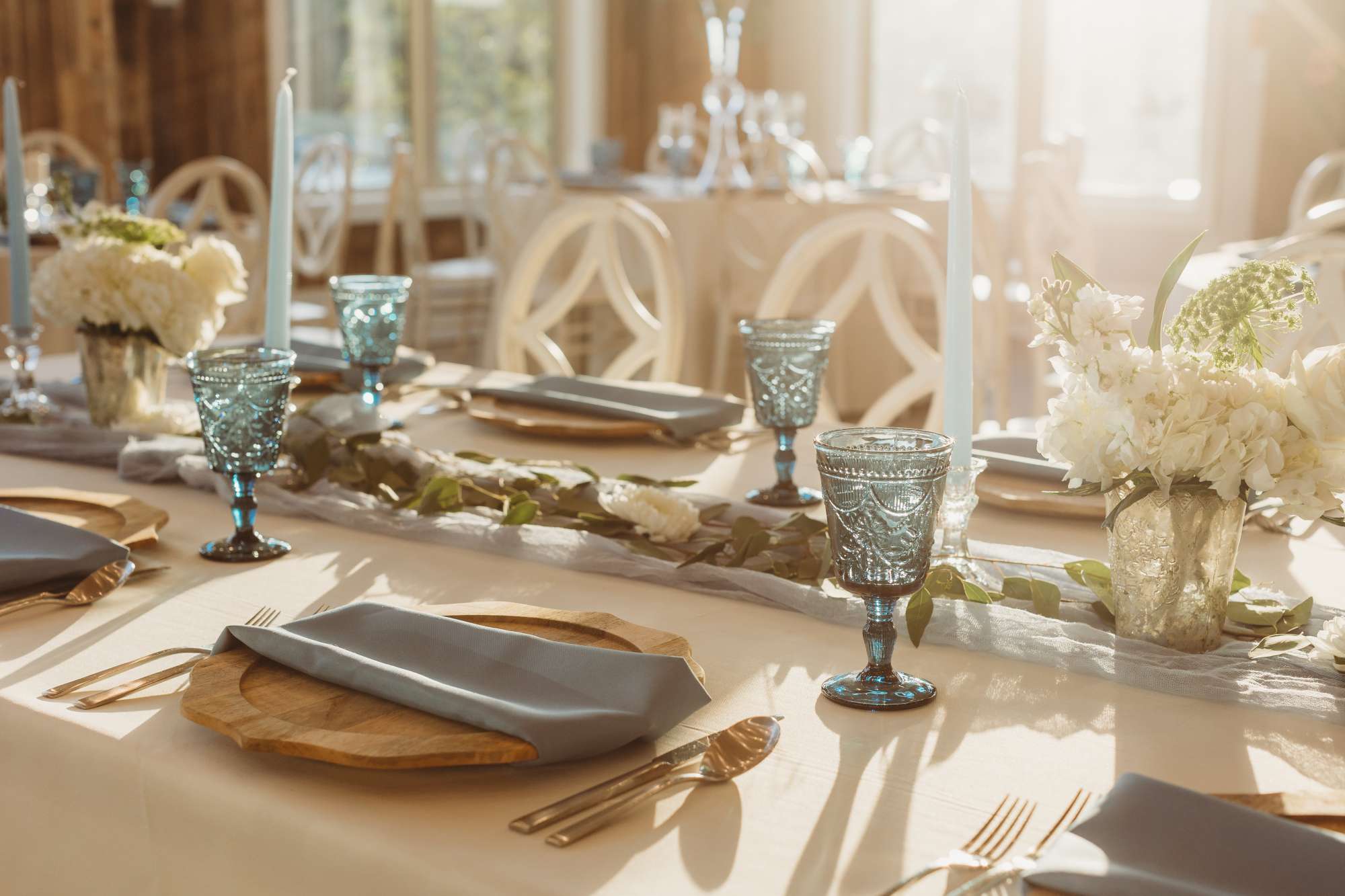 dusty blue wood and white table scape for weddings at St Johns Golf and Country Club