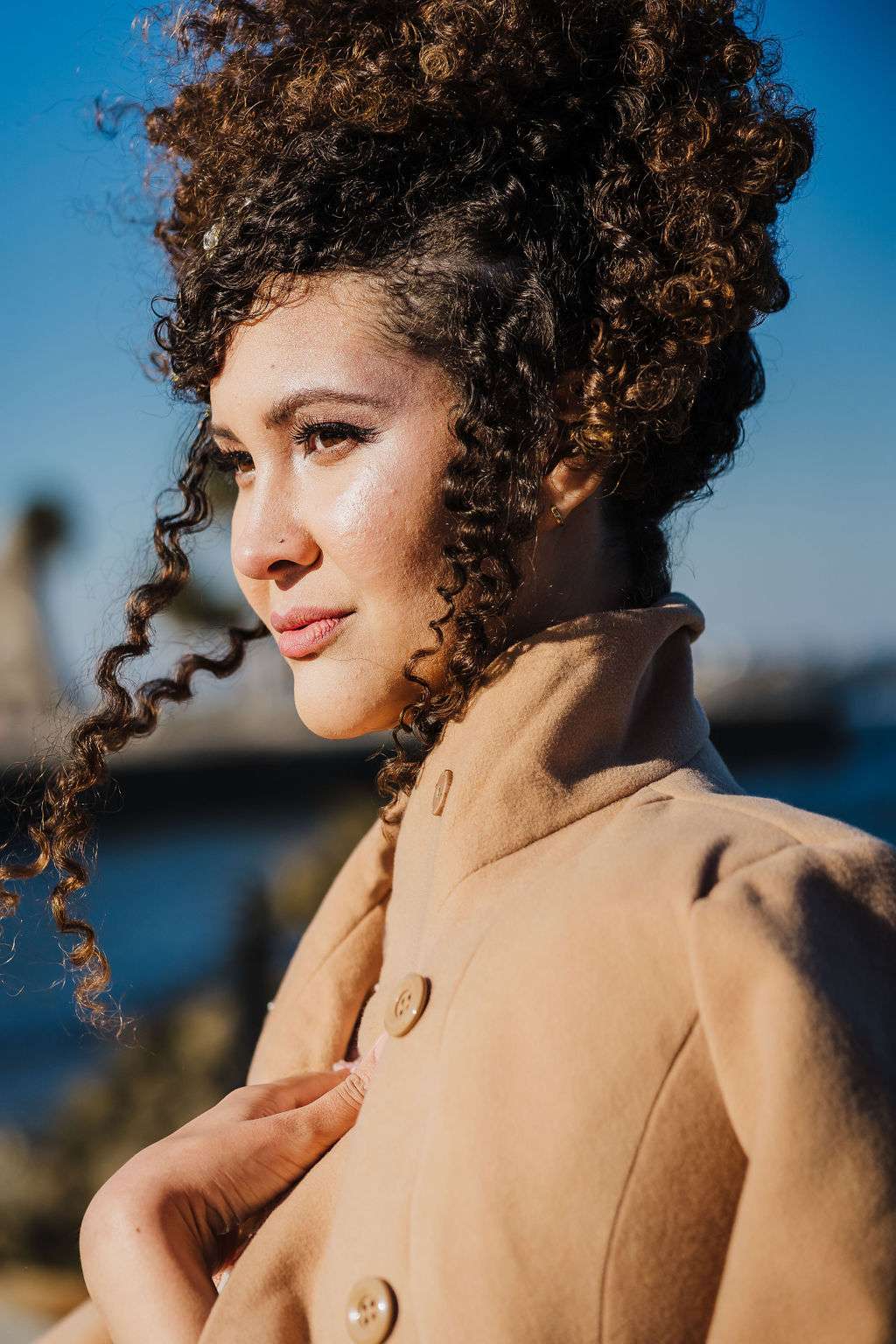 model with curl wink blush