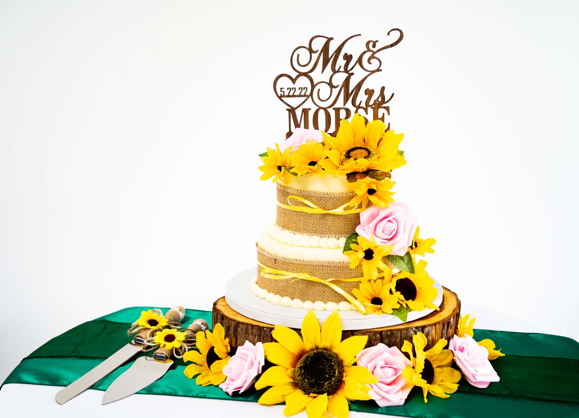 Chez Entertainement also provides wedding cakes for couples.